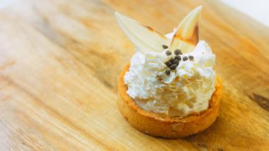 Beyaz çikolata süslemeli hindistan cevizli kek. Makro ve sürgülü atış.