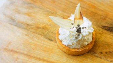 Beyaz çikolata süslemeli hindistan cevizli kek. Makro ve sürgülü atış.