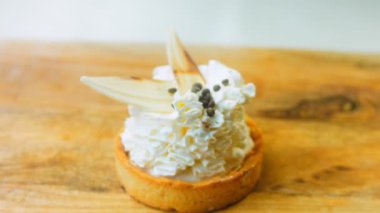 Beyaz çikolata süslemeli hindistan cevizli kek. Makro ve sürgülü atış.