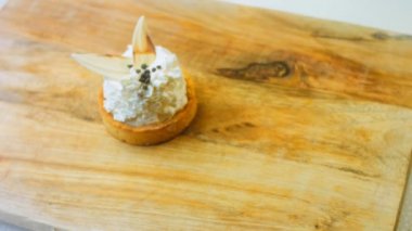 Beyaz çikolata süslemeli hindistan cevizli kek. Makro ve sürgülü atış.