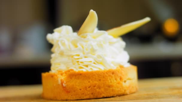 Gâteau Panier Noix Coco Avec Des Feuilles Décoratives Chocolat Blanc — Video