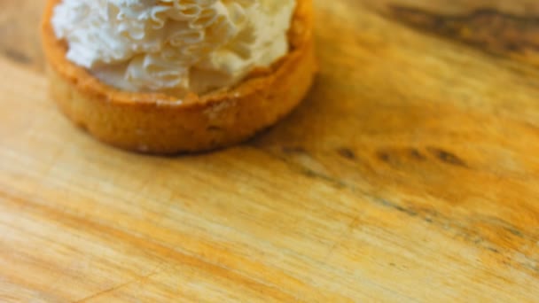 Ciasto Kokosowe Białej Czekolady Dekoracyjne Liście Makro Suwak Fotografowania — Wideo stockowe