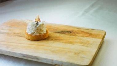 Beyaz çikolata süslemeli hindistan cevizli kek. Makro ve sürgülü atış.