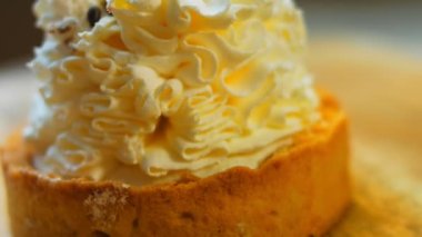 Beyaz çikolata süslemeli hindistan cevizli kek. Makro ve sürgülü atış.