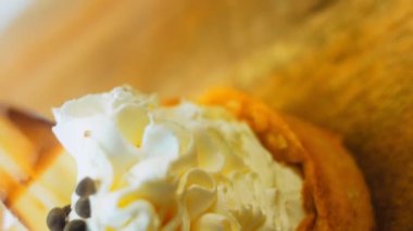 Beyaz çikolata süslemeli hindistan cevizli kek. Makro ve sürgülü atış.