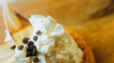 Beyaz çikolata süslemeli hindistan cevizli kek. Makro ve sürgülü atış.