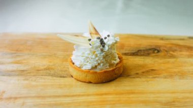 Beyaz çikolata süslemeli hindistan cevizli kek. Makro ve sürgülü atış.