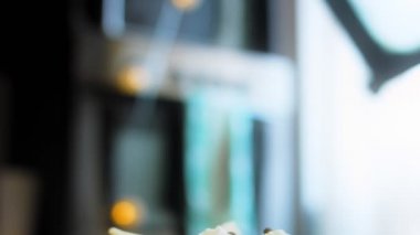 Beyaz çikolata süslemeli hindistan cevizli kek. Makro ve sürgülü atış.