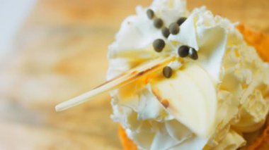 Beyaz çikolata süslemeli hindistan cevizli kek. Makro ve sürgülü atış.