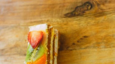 Mandalina, kivi ve çilekli oruç pastası. Makro ve sürgülü atış.