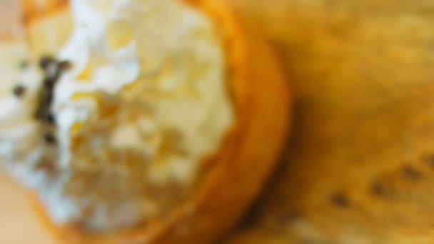 Gâteau Panier Noix Coco Avec Des Feuilles Décoratives Chocolat Blanc — Video