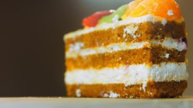 Mandalina, kivi ve çilekli oruç pastası. Makro ve sürgülü atış.