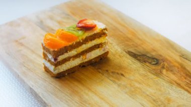 Mandalina, kivi ve çilekli oruç pastası. Makro ve sürgülü atış.