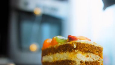 Mandalina, kivi ve çilekli oruç pastası. Makro ve sürgülü atış.