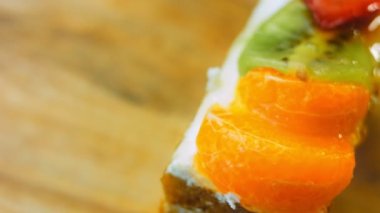 Mandalina, kivi ve çilekli oruç pastası. Makro ve sürgülü atış.