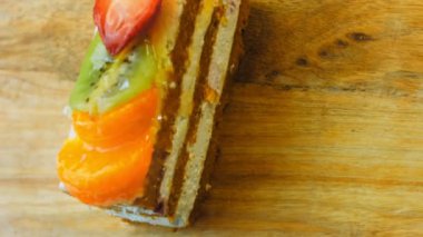 Mandalina, kivi ve çilekli oruç pastası. Makro ve sürgülü atış.