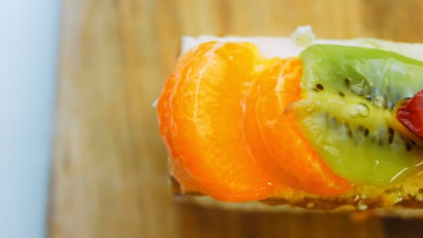用橘子 猕猴桃和草莓吃蛋糕 宏观和滑块射击 — 图库视频影像