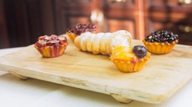 Böğürtlenli kek sepetleri. Pastalar retro-stil yemek tepsisiyle güzelce süslenmiş..