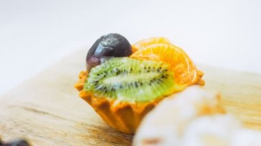 Böğürtlenli kek sepetleri. Pastalar retro-stil yemek tepsisiyle güzelce süslenmiş..