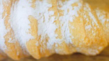 Böğürtlenli kek sepetleri. Pastalar retro-stil yemek tepsisiyle güzelce süslenmiş..