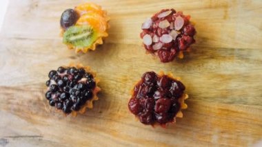 Böğürtlenli kek sepetleri. Pastalar retro-stil yemek tepsisiyle güzelce süslenmiş..