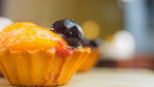 Una Variedad Cestas Pastel Con Bayas Los Pasteles Están Bellamente — Vídeo de stock