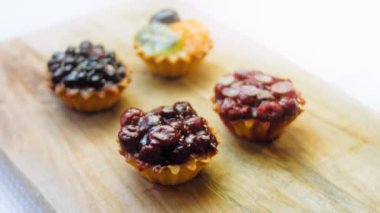 Böğürtlenli kek sepetleri. Pastalar retro-stil yemek tepsisiyle güzelce süslenmiş..