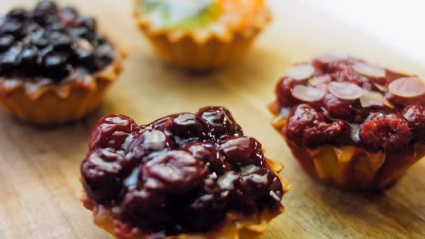 Verschiedene Kuchenkörbe Mit Beeren Die Torten Sind Wunderschön Auf Einem — Stockvideo