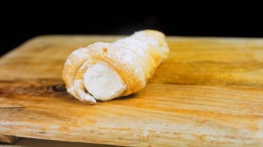 Kremalı puf böreği. Pasta yuvarlaktır. Makro çekim.