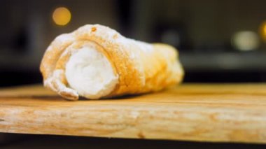 Kremalı puf böreği. Pasta yuvarlaktır. Makro çekim.