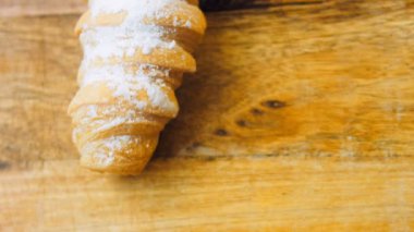 Kremalı puf böreği. Pasta yuvarlaktır. Makro çekim.