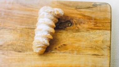 Kremalı puf böreği. Pasta yuvarlaktır. Makro çekim.