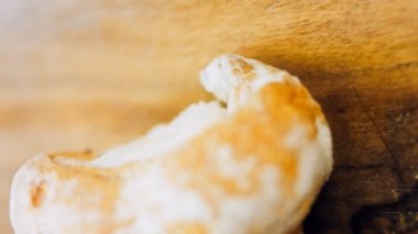 Kremalı puf böreği. Pasta yuvarlaktır. Makro çekim.