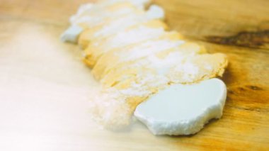 Kremalı puf böreği. Pasta yuvarlaktır. Yıkılmış pasta yerine kondu..