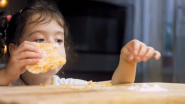 Kremalı puf böreği. Pasta yuvarlaktır. Kız kırık bir pasta yiyor..