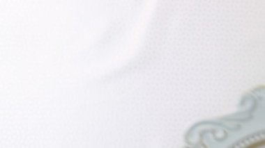 Frenk üzümlü kek sepeti. Şef retro tabağı masaya koyar..