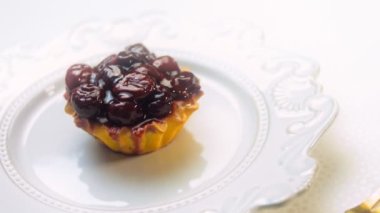 Frenk üzümlü kek sepeti. Makro ve sürgülü atış.