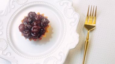 Frenk üzümlü kek sepeti. Makro ve sürgülü atış.