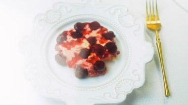 Frenk üzümlü kek sepeti. Makro ve sürgülü atış.