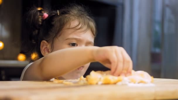 Pâtisserie Feuilletée Avec Crème Gâteau Est Rond Fille Mange Gâteau — Video