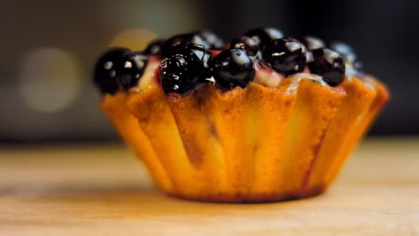 Cesta Pastel Con Bayas Grosella Disparos Macro Deslizante — Vídeo de stock