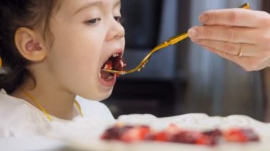 Frenk üzümlü kek sepeti. Makro ve kaydırma atışı. Kız kırık bir pasta yiyor..
