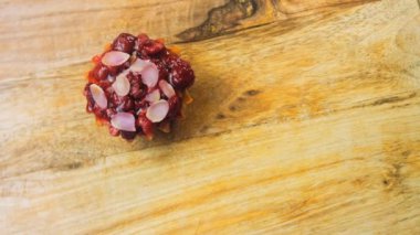 Ahududu ve pembe çikolata yapraklı sepet kek. Makro ve sürgülü atış.