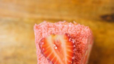 Flamingo pastası ve çilek. Makro ve sürgülü atış.