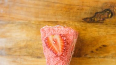 Flamingo pastası ve çilek. Makro ve sürgülü atış.