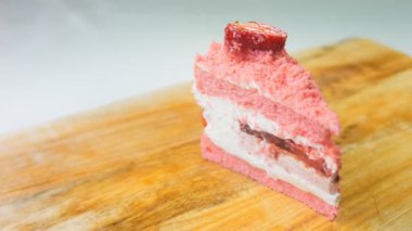 Flamingo pastası ve çilek. Makro ve sürgülü atış.