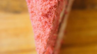 Flamingo pastası ve çilek. Makro ve sürgülü atış.