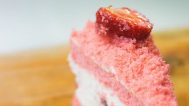 Flamingo pastası ve çilek. Makro ve sürgülü atış.