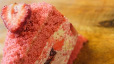 Flamingo pastası ve çilek. Makro ve sürgülü atış.