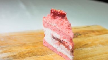 Flamingo pastası ve çilek. Makro ve sürgülü atış.